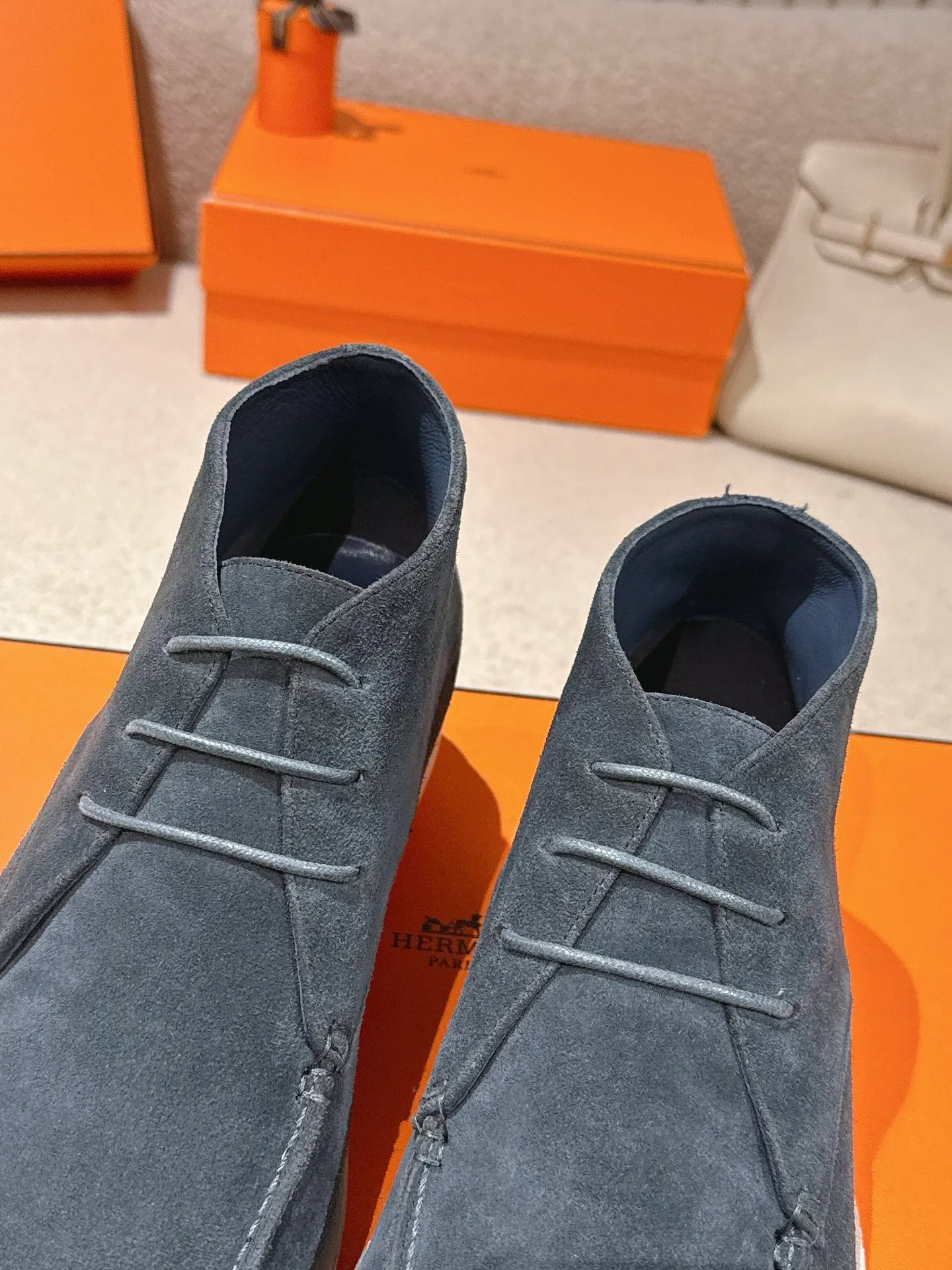Men's Men's Shoes 660💰 Hermes men's size #26ss calfskin derby shoes, decorated with signature "H Diamant" details for a stylish and casual style. Fabric: Cow suede Lining: Mixed sheep lining Outsole: Genuine leather welt + original TPU Bottom thickness: 3CM Code number: 39-45 (customized at 46.47)